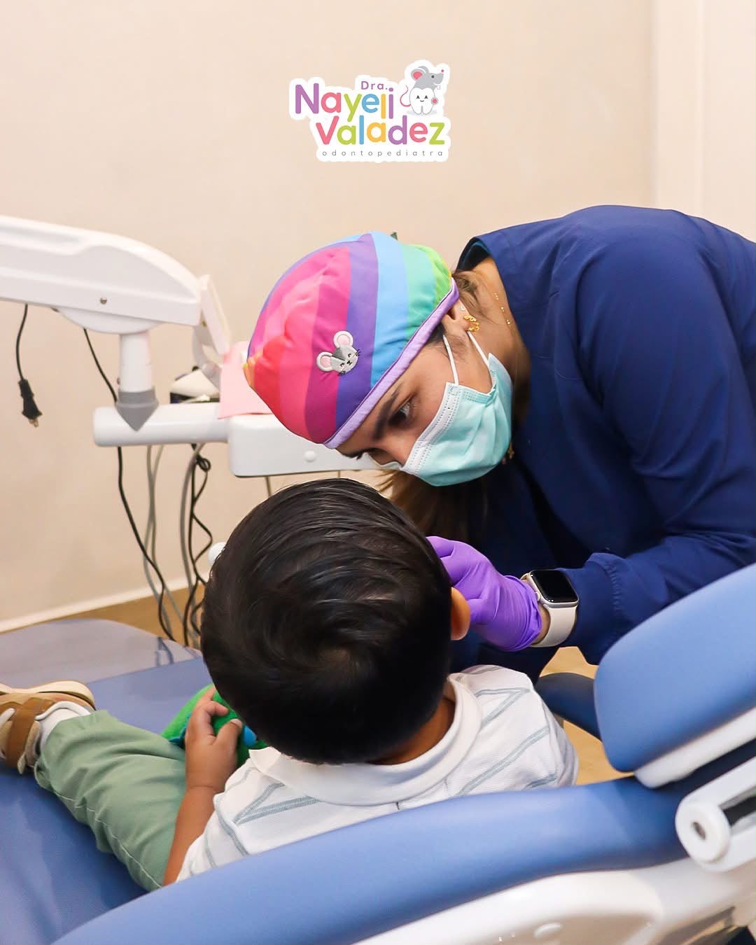 Dra. Nayeli jugando con burbujas